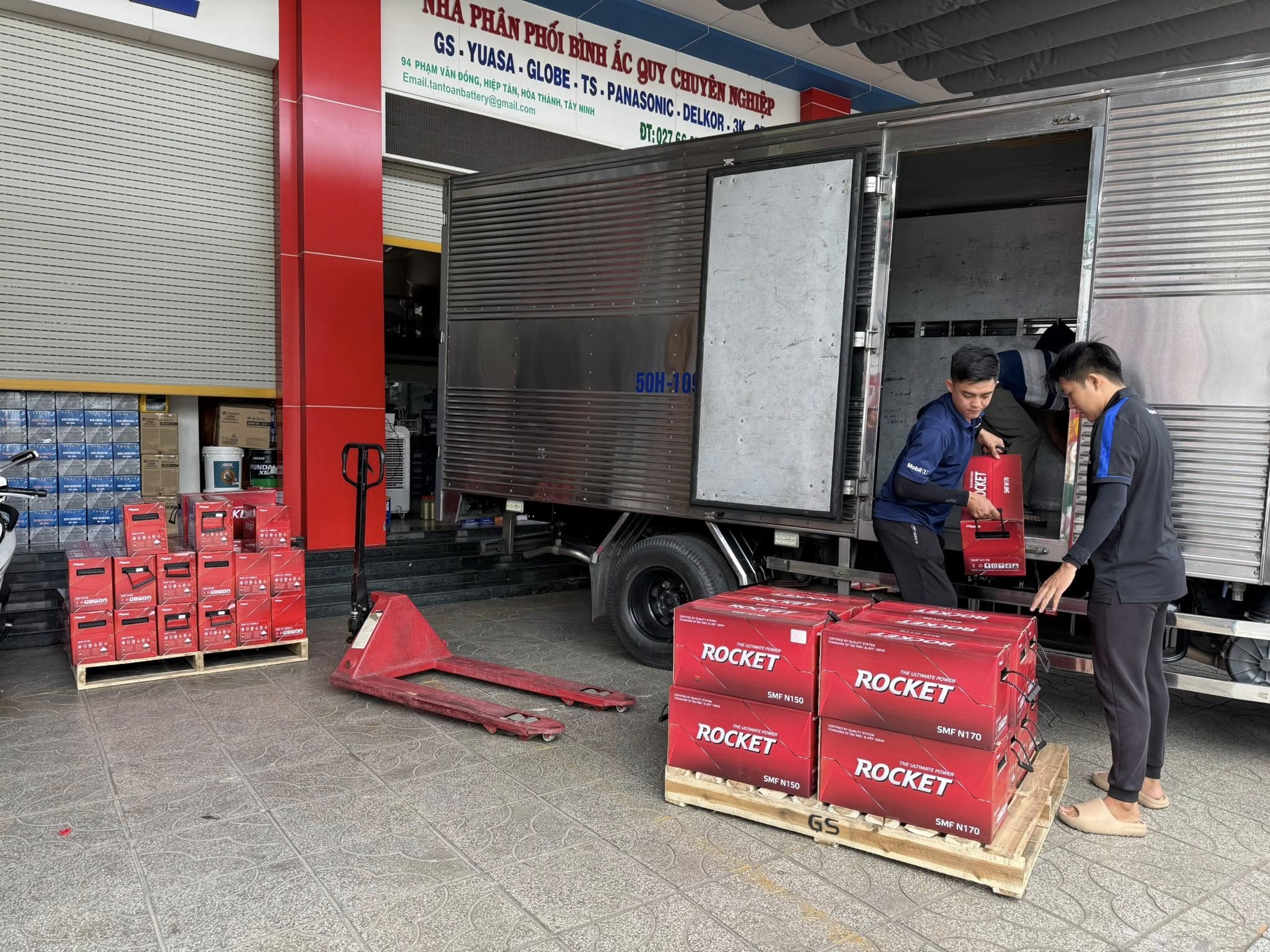 cần kích đề xe tải ở Củ Chi