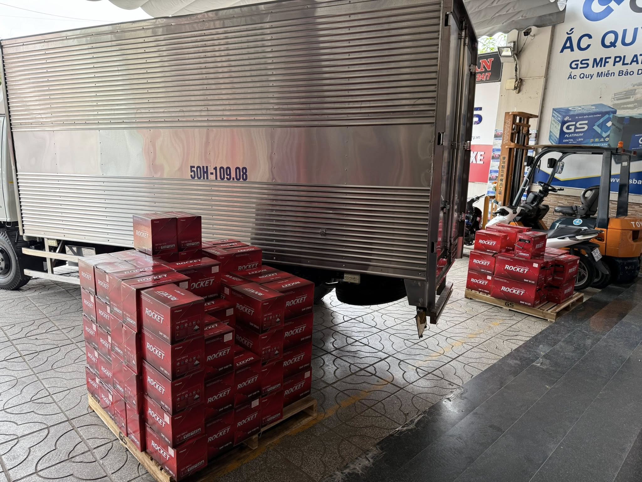 Thay b&igrave;nh ắc quy xe tải tại Củ Chi
