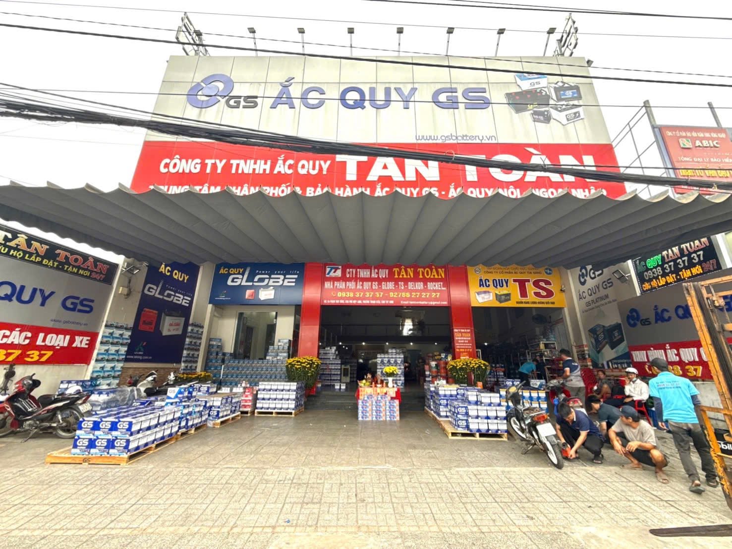 Thay b&igrave;nh ắc quy xe vinfast tại Củ Chi