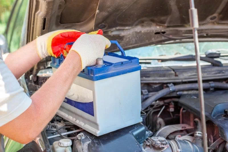 cách châm nước cất cho bình ắc quy nước