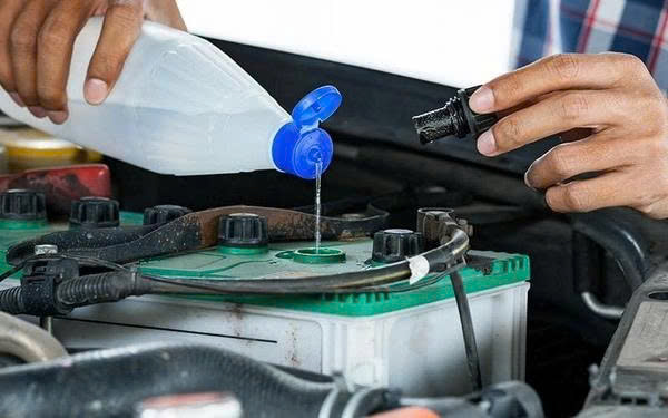 cách châm nước cất cho bình ắc quy nước