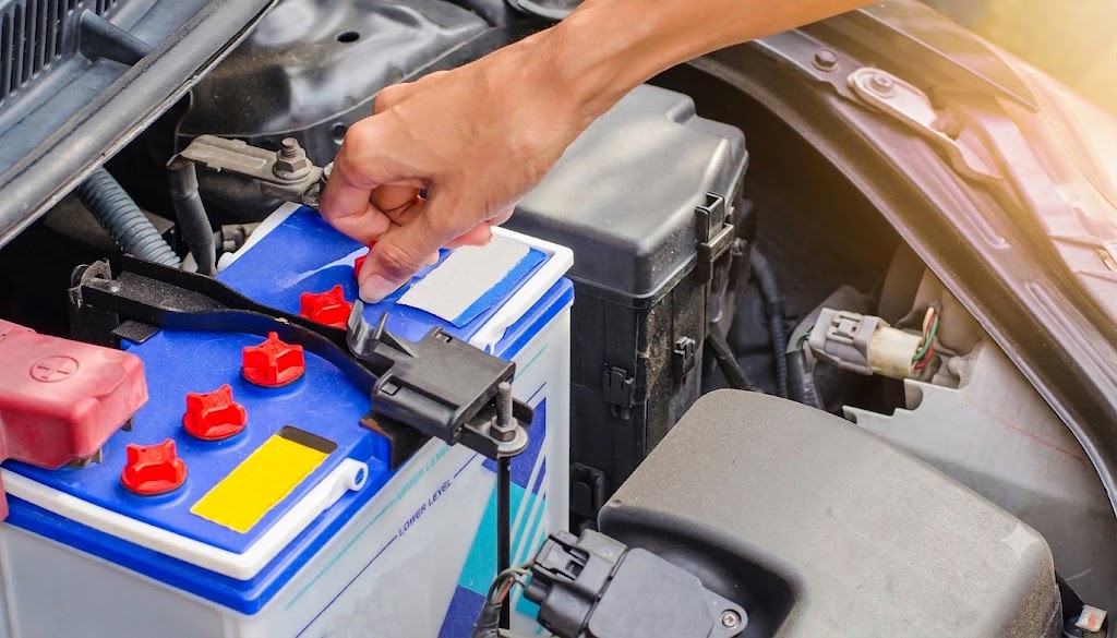 cách châm nước cất cho bình ắc quy nước