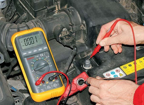 Cách tự kiểm tra bình ắc quy bằng đồng hồ vạn năng