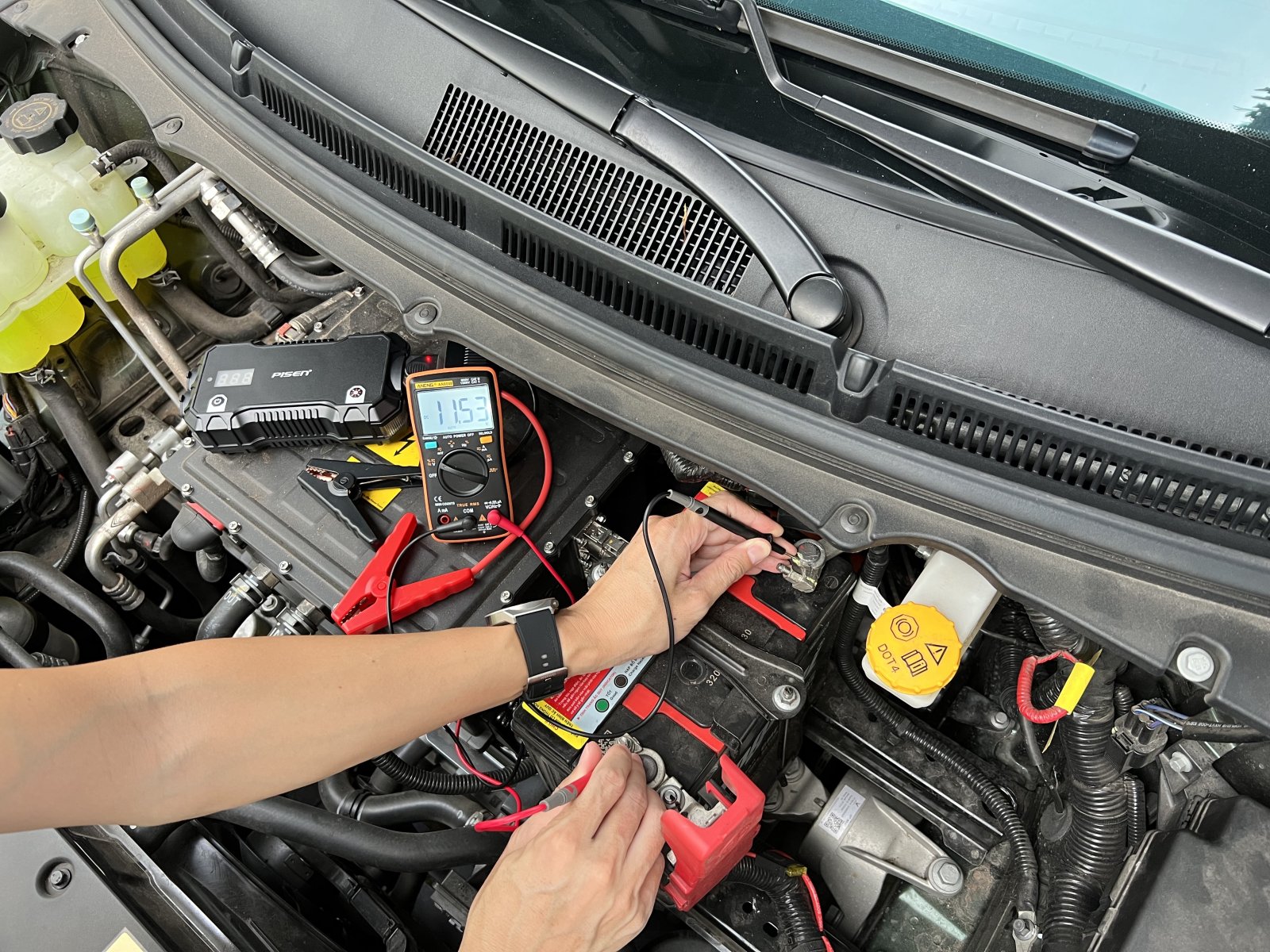 K&iacute;ch b&igrave;nh &ocirc; t&ocirc; nhầm cực c&oacute; bị ch&aacute;y xe kh&ocirc;ng
